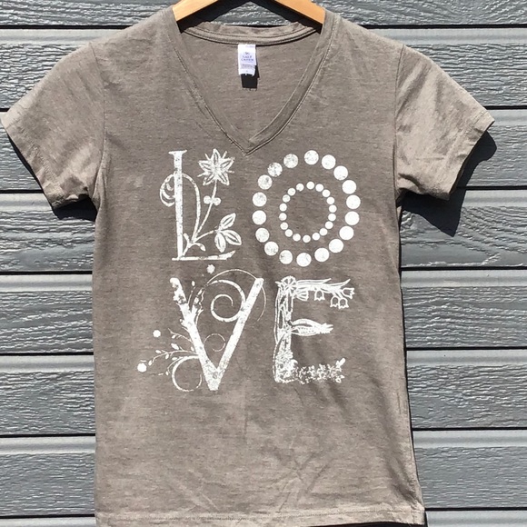 L.O.V.E.T-shirt with flirty boho lettering, Size S - Picture 1 of 5